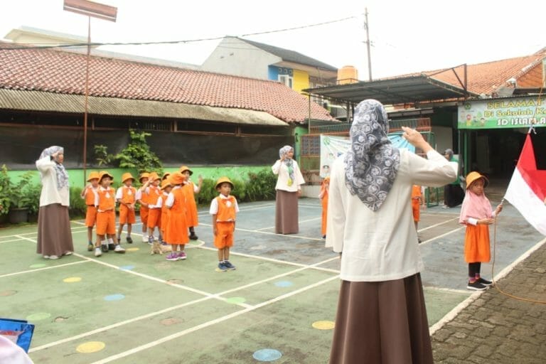 Keseruan upacara perdana di KB-TK Islam Al Barkah